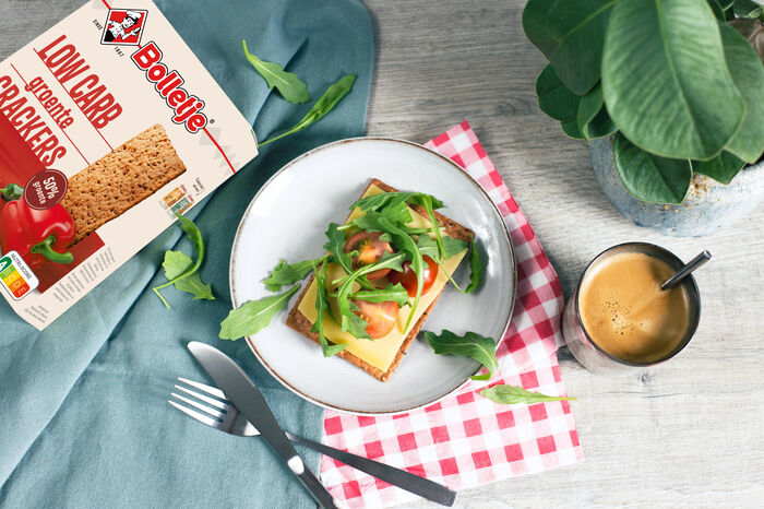 Belegen kaas met trostomaatjes en rucola