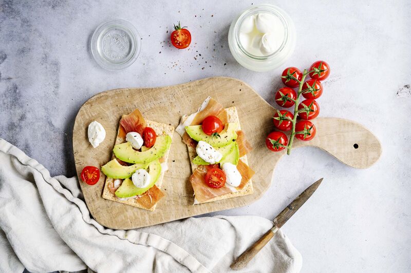 Mozzarella, serranoham, avocado en tomaat