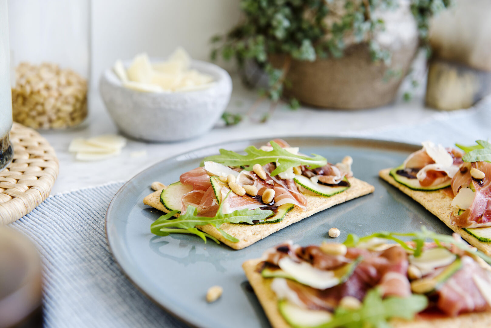 Parmaham met courgette, rucola en pijnboompitjes