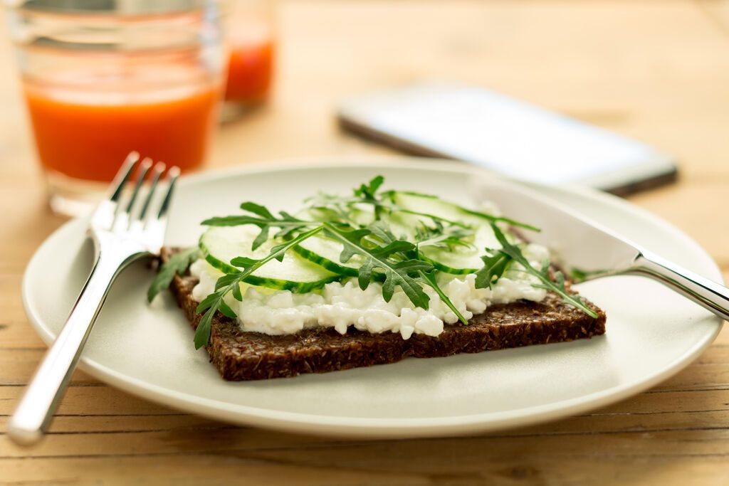 Roggebrood met hüttenkäse en rucola
