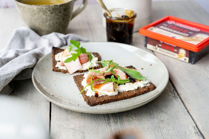 Roggebrood met magere zuivelspread, gerookte spek en stroop