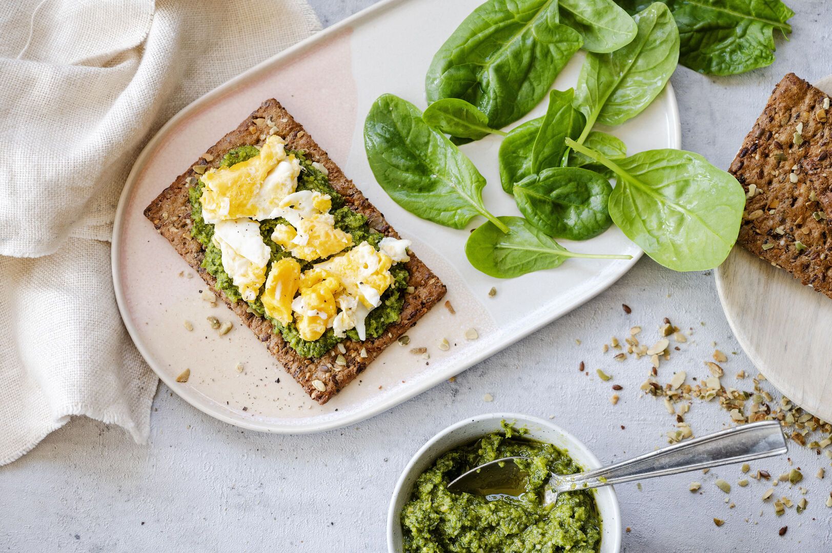 Scrambled eggs, babyspinazie en pesto