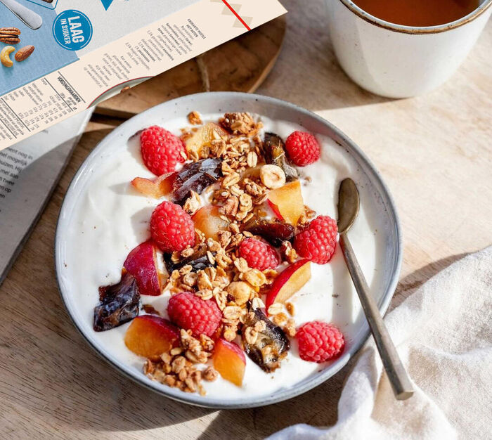 Yoghurt met dadels, frambozen en perzik