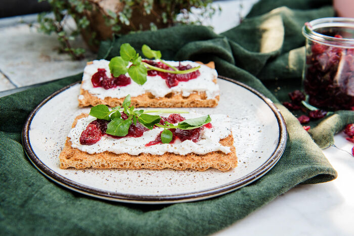 Zachte geitenkaas met cranberry compote