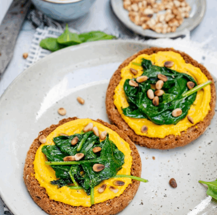 Zoete aardappel-spinazie spread met pijnboompitten